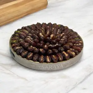 AARAYA® Luxury Assorted Dates Tray Golden Glow – 37 cm tray made from sustainable materials, featuring 2 kg of luxury dates with premium fillings like pistachio ganache, salted hazelnut, and orange peel. Perfect for Ramadan and gifting.